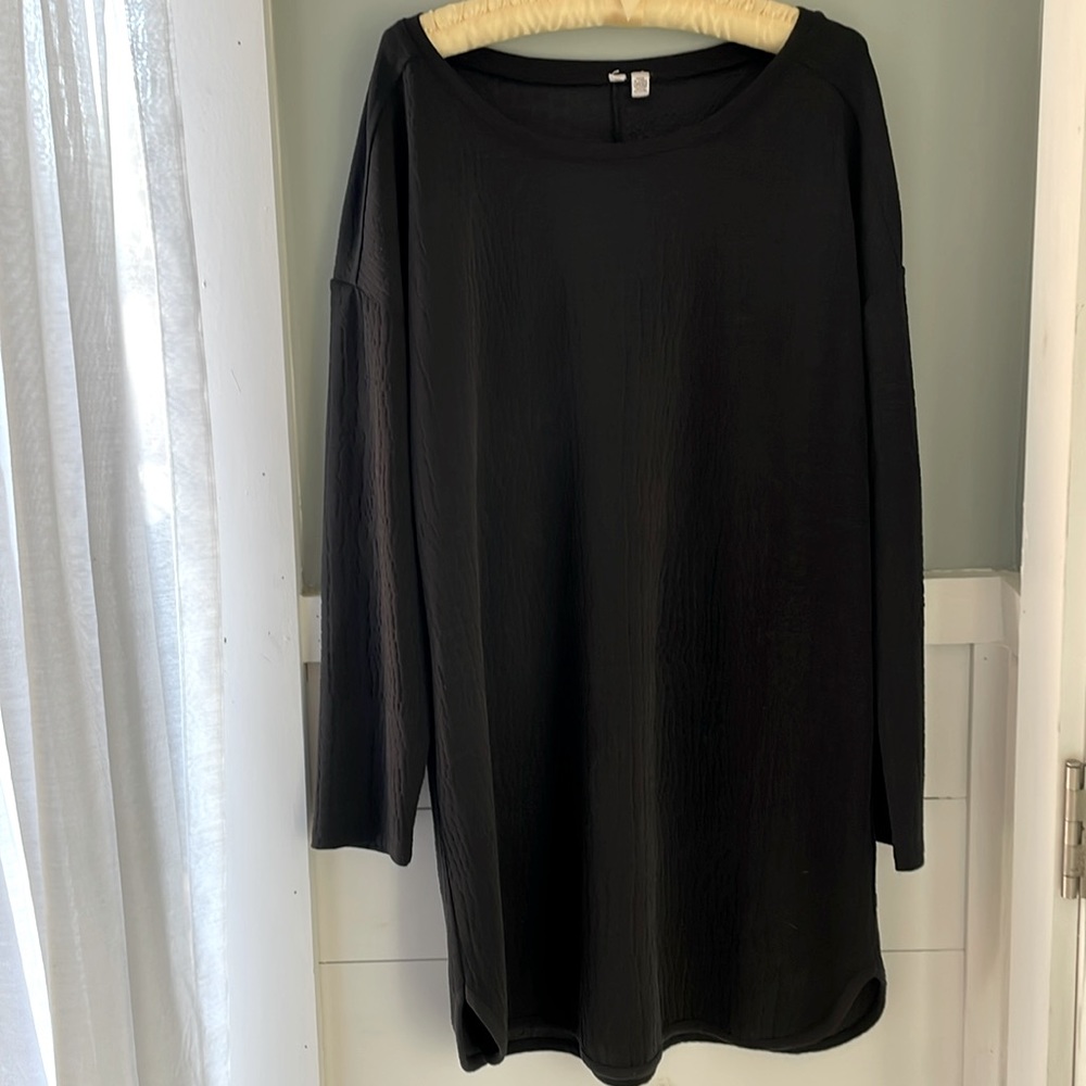 Women’s black pullover shift dress